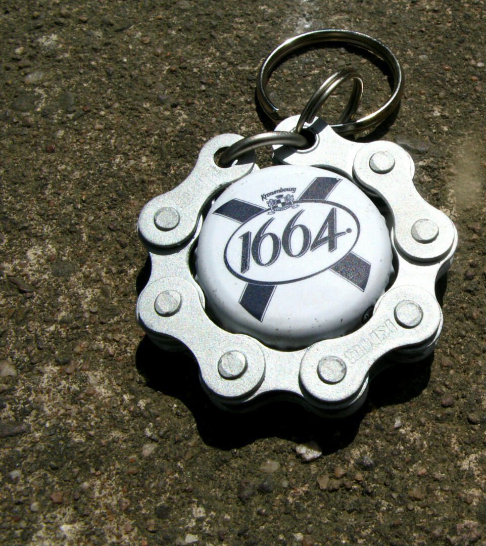 Porte-clés chaîne + capsule 1664