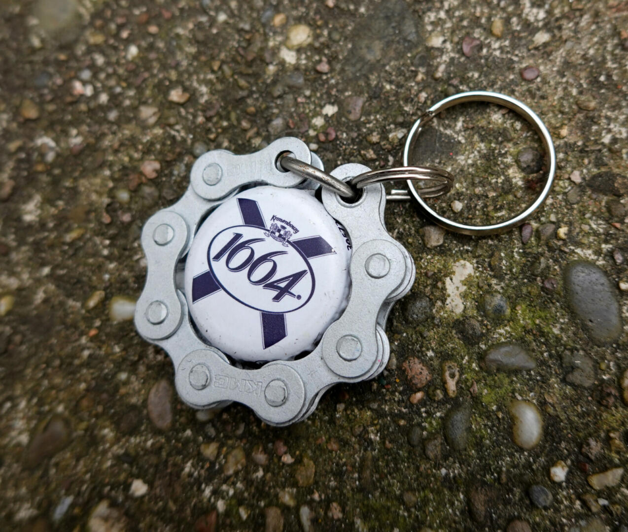 Porte-clés chaîne + capsule 1664