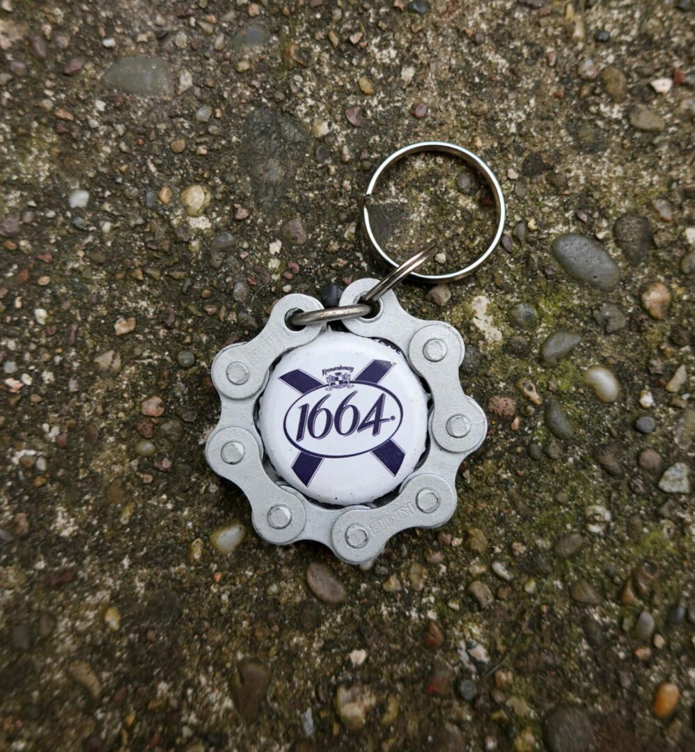Porte-clés chaîne + capsule 1664