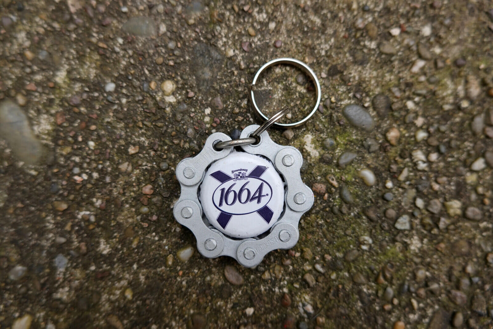Porte-clés chaîne + capsule 1664