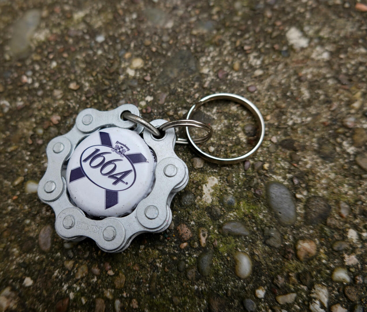 Porte-clés chaîne + capsule 1664
