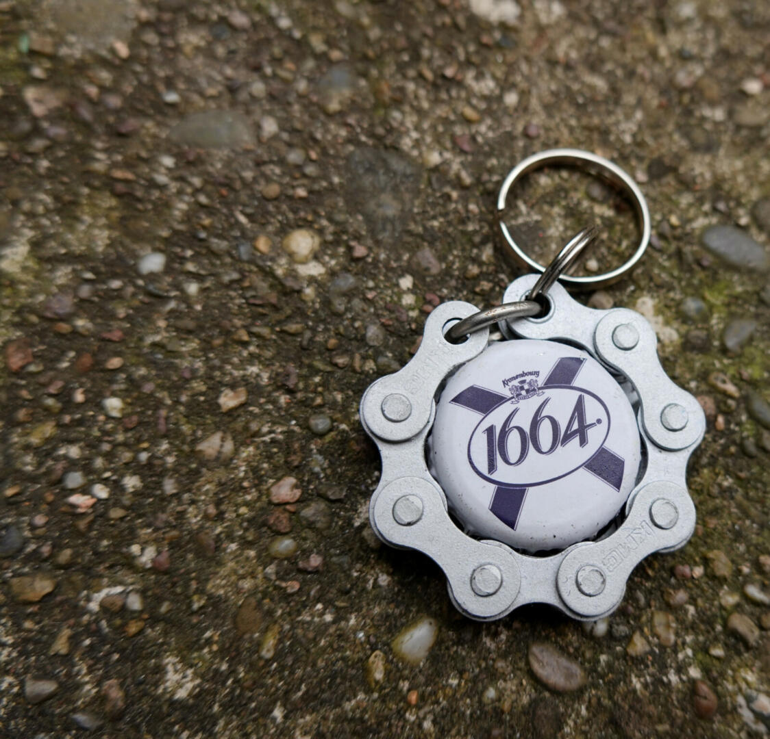 Porte-clés chaîne + capsule 1664