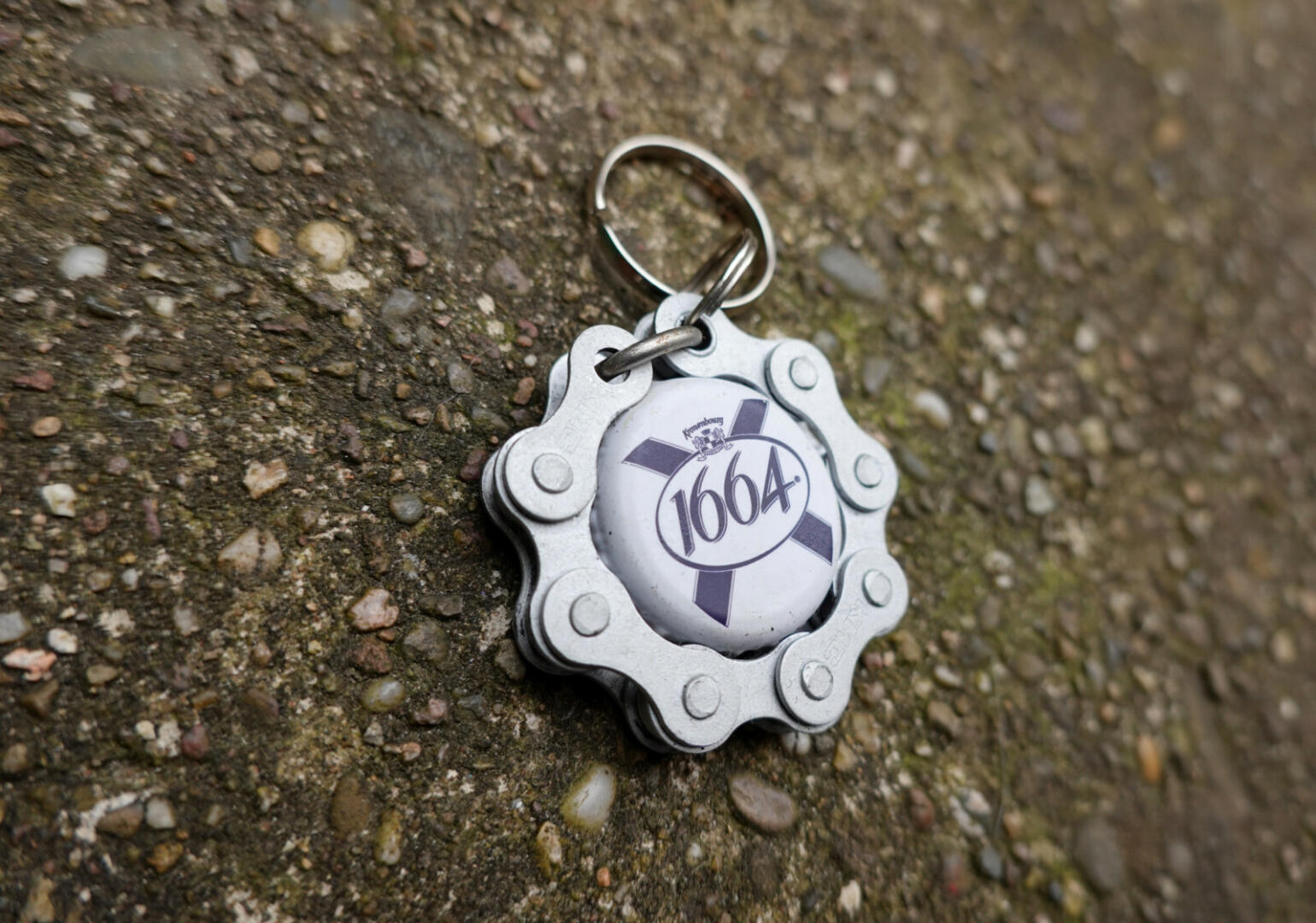 Porte-clés chaîne + capsule 1664