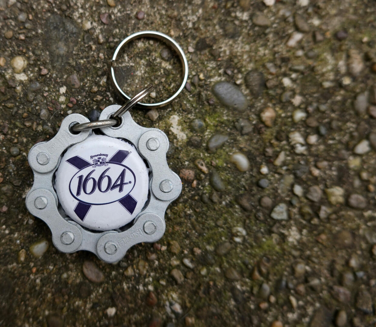 Porte-clés chaîne + capsule 1664