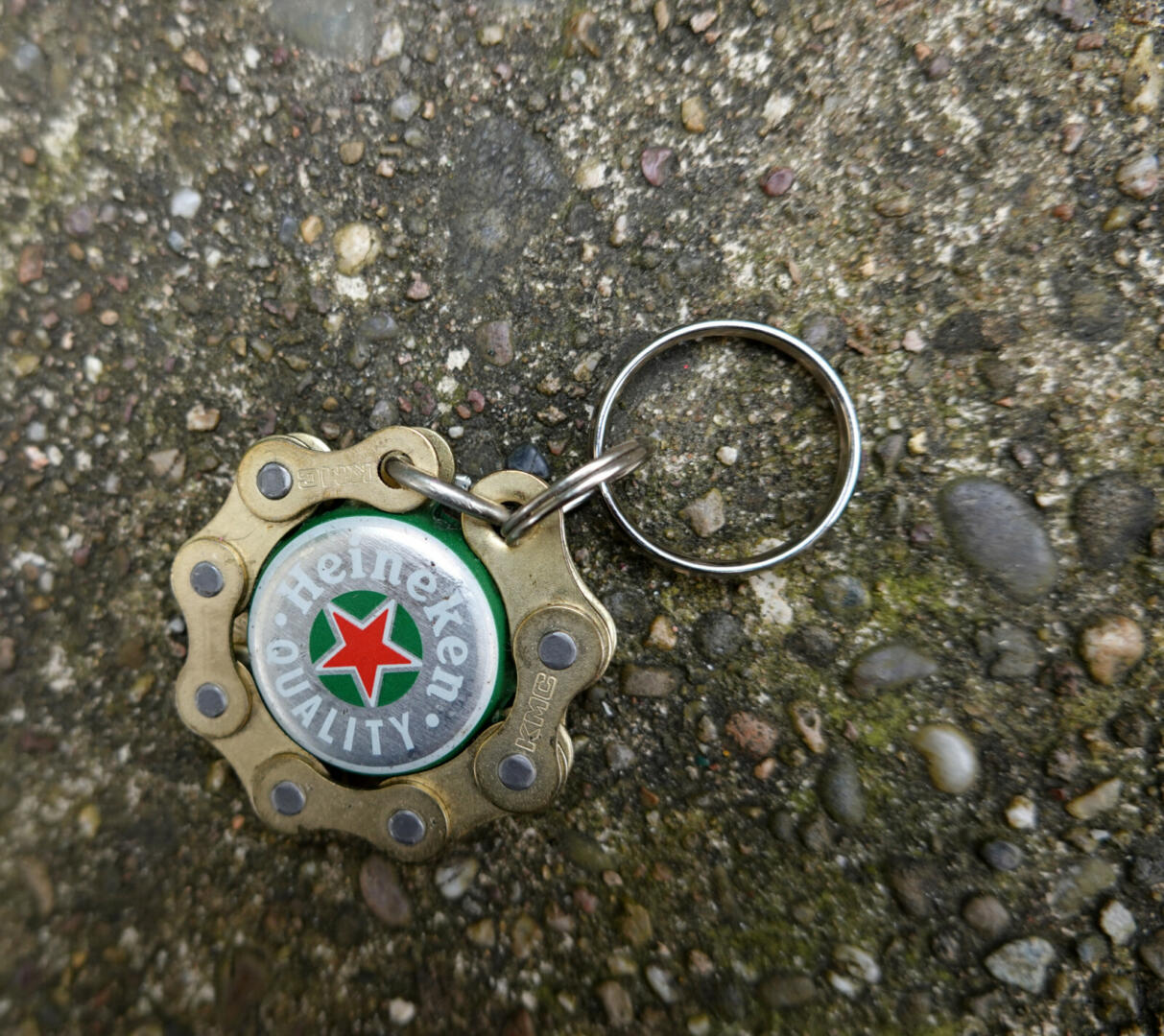 Porte-clés chaîne + capsule Heineken