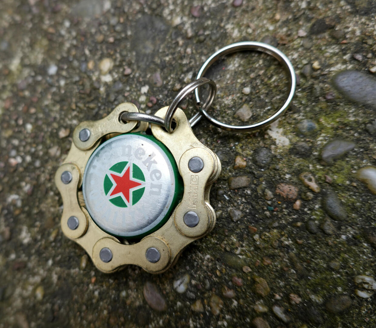Porte-clés chaîne + capsule Heineken