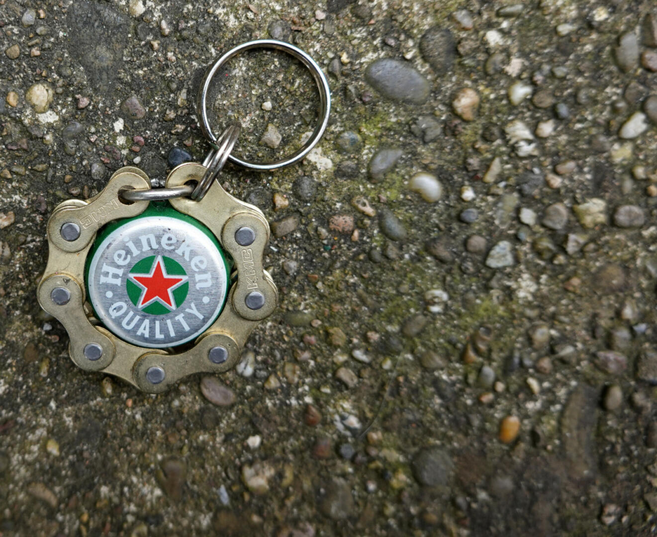 Porte-clés chaîne + capsule Heineken