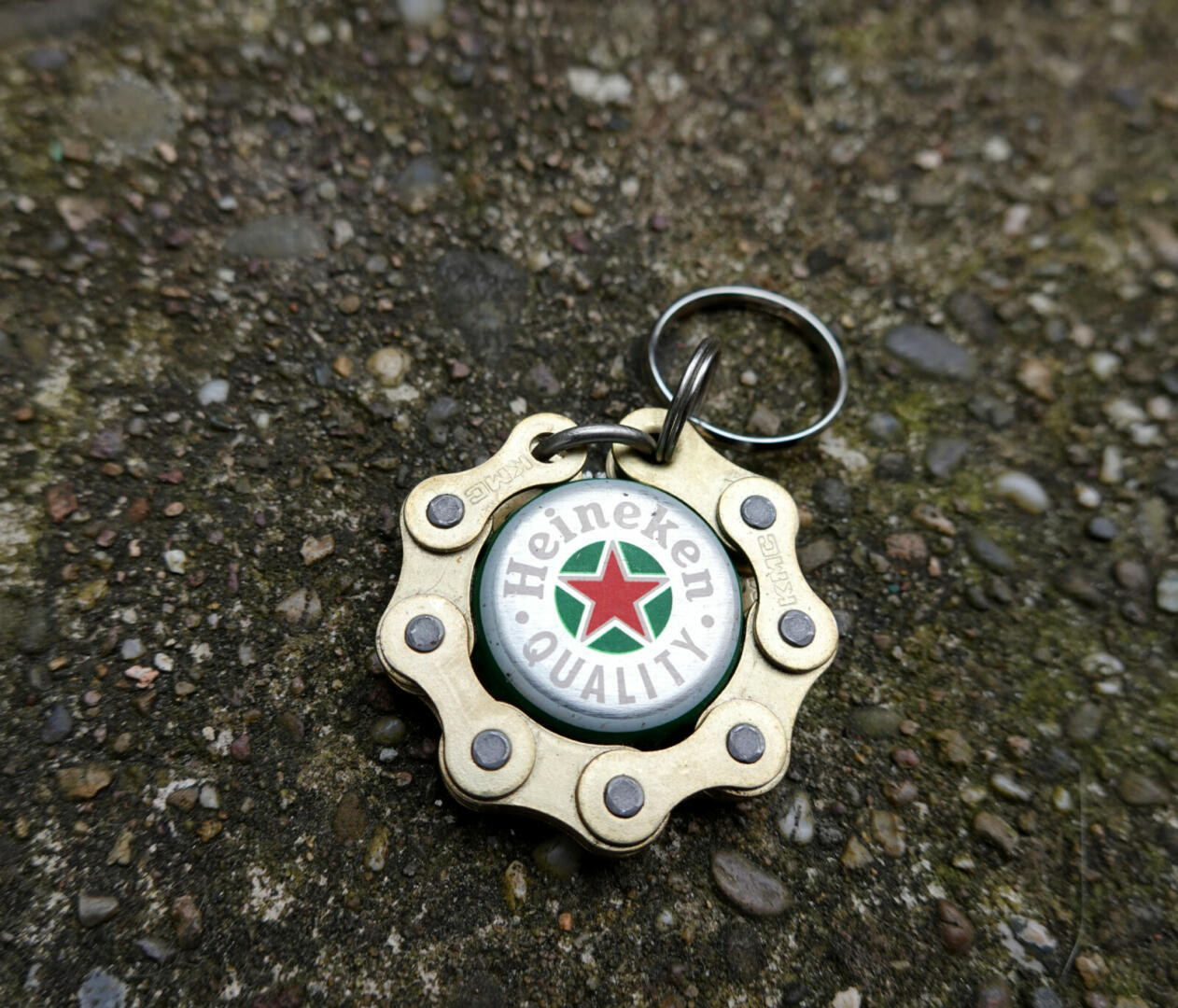 Porte-clés chaîne + capsule Heineken