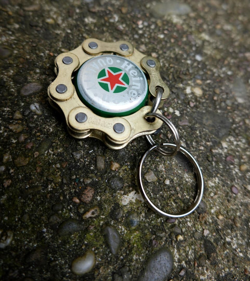 Porte-clés chaîne + capsule Heineken