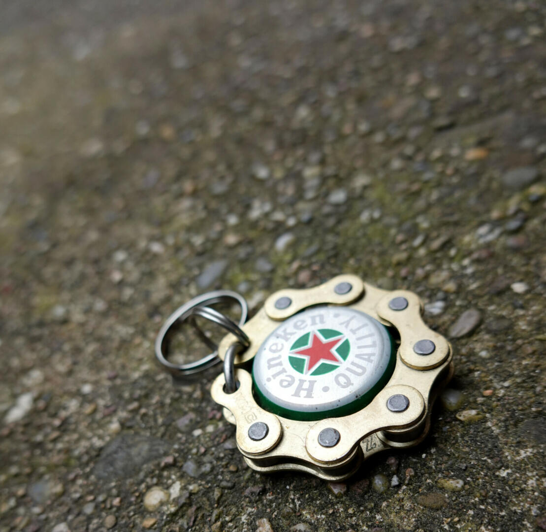 Porte-clés chaîne + capsule Heineken