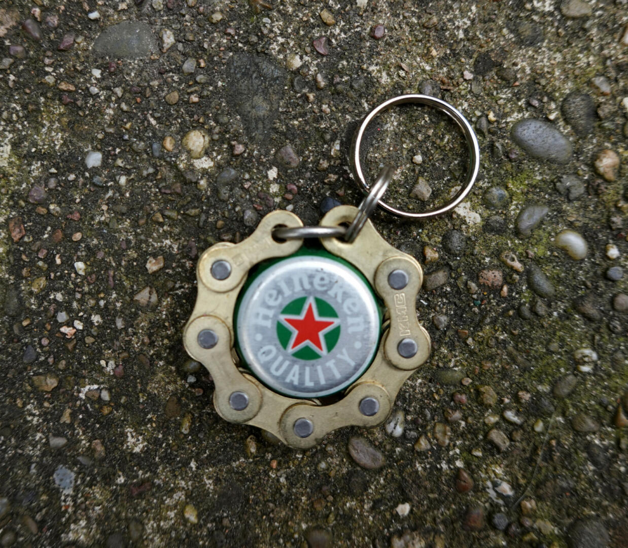 Porte-clés chaîne + capsule Heineken
