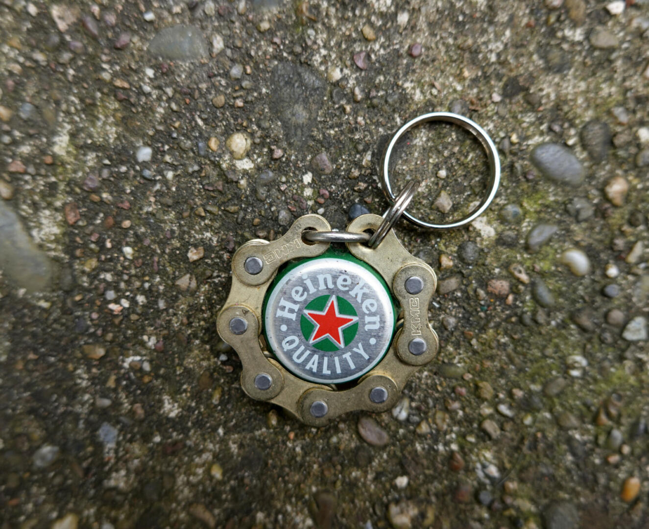 Porte-clés chaîne + capsule Heineken