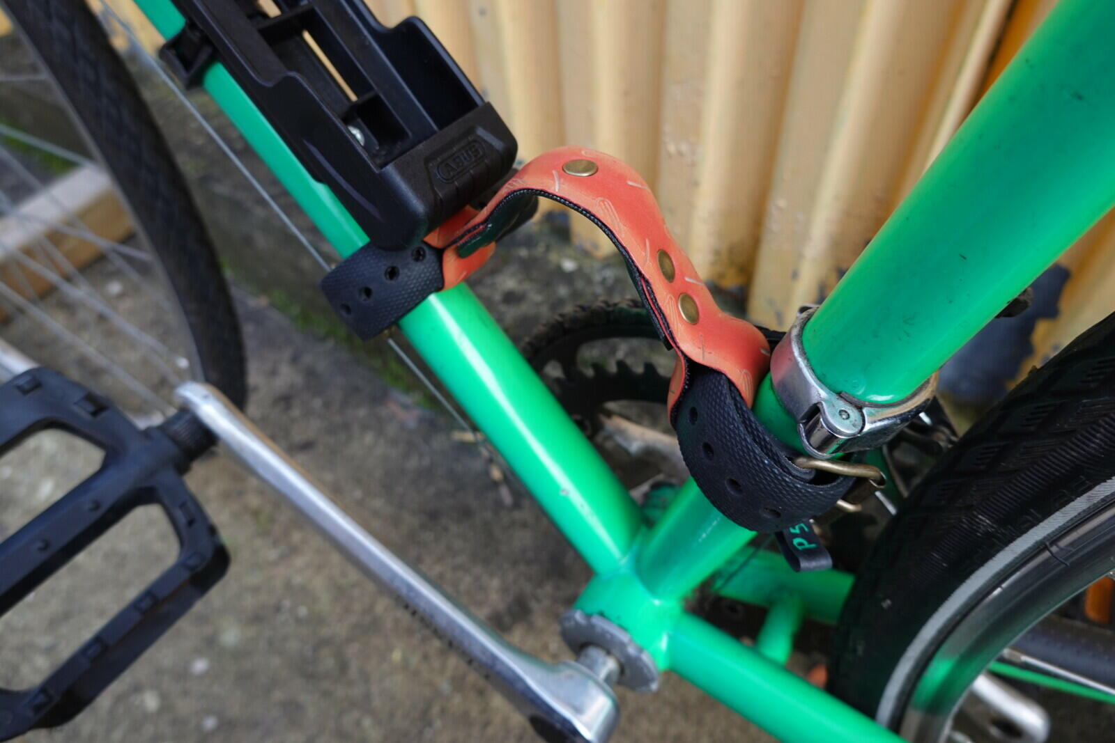Poignée de transport pour vélo - en pneu upcyclé - P53