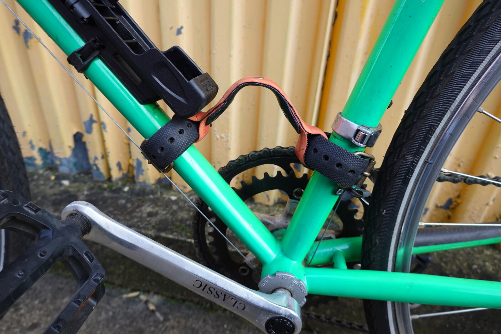 Poignée de transport pour vélo - en pneu upcyclé - P53