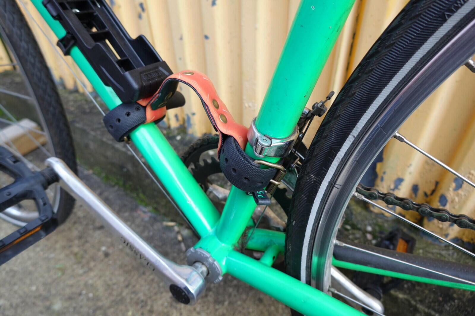 Poignée de transport pour vélo - en pneu upcyclé - P53