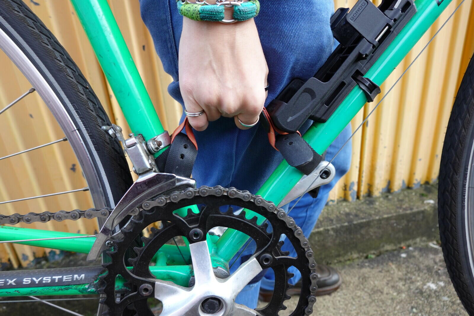 Poignée de transport pour vélo - en pneu upcyclé - P53