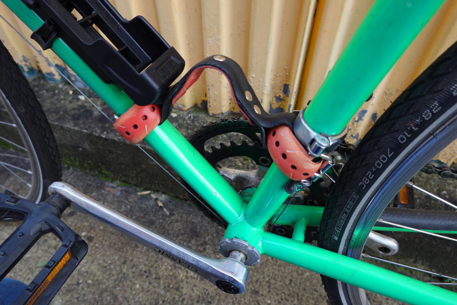 Poignée de transport pour vélo - en pneu upcyclé - P55
