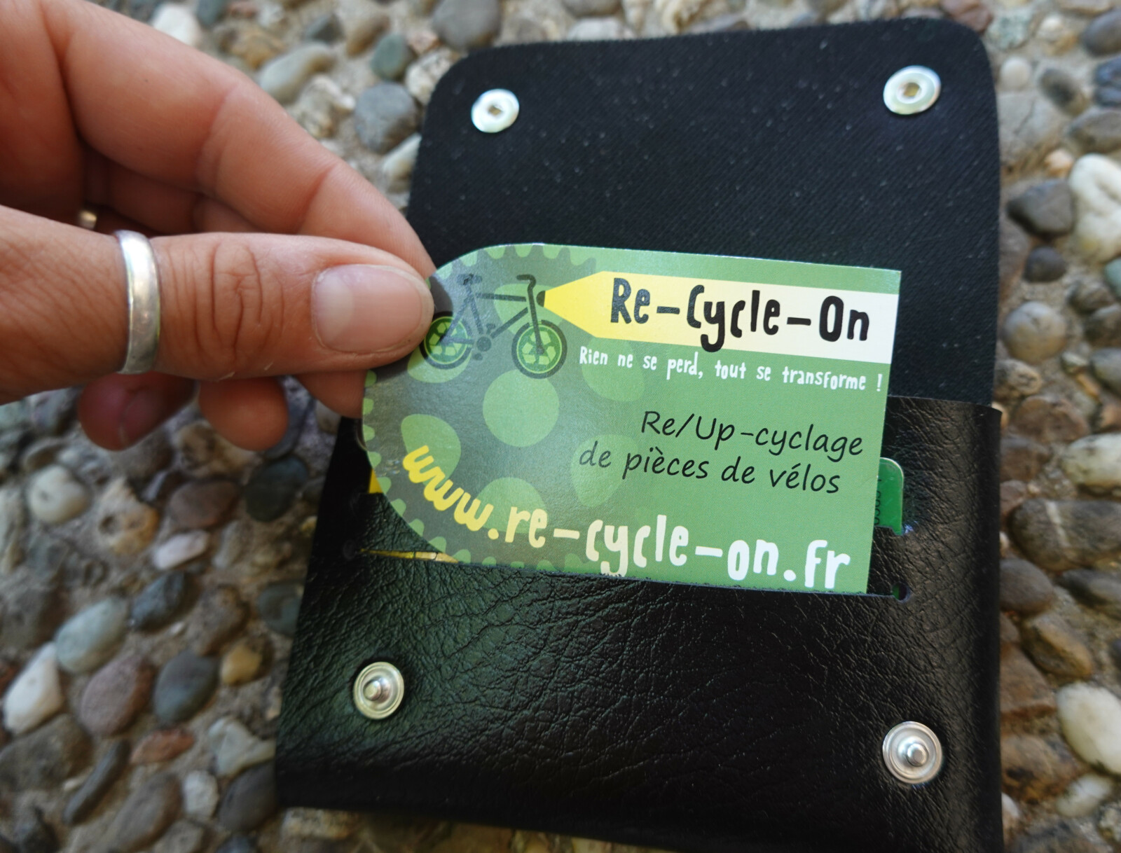 Porte-feuilles en tablier de scooter upcyclé